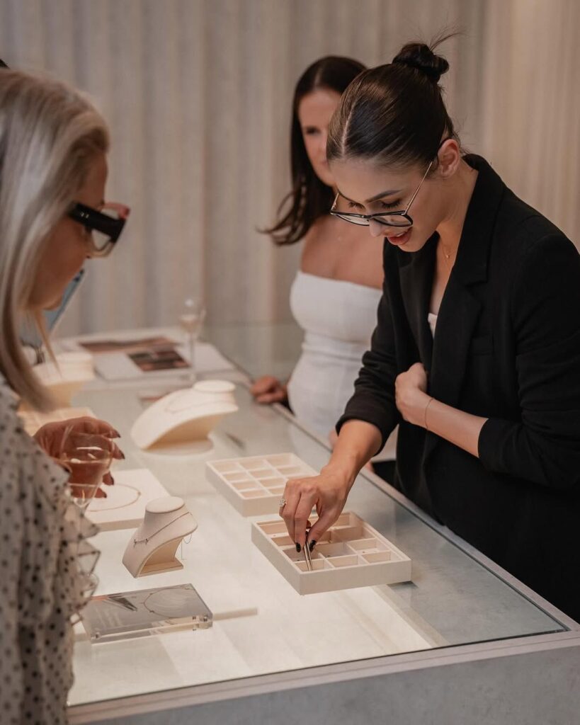 Jewelry design consultation process showing clients discussing bespoke jewelry process and custom jewelry manufacturing workflow – The Jewelry Gossip