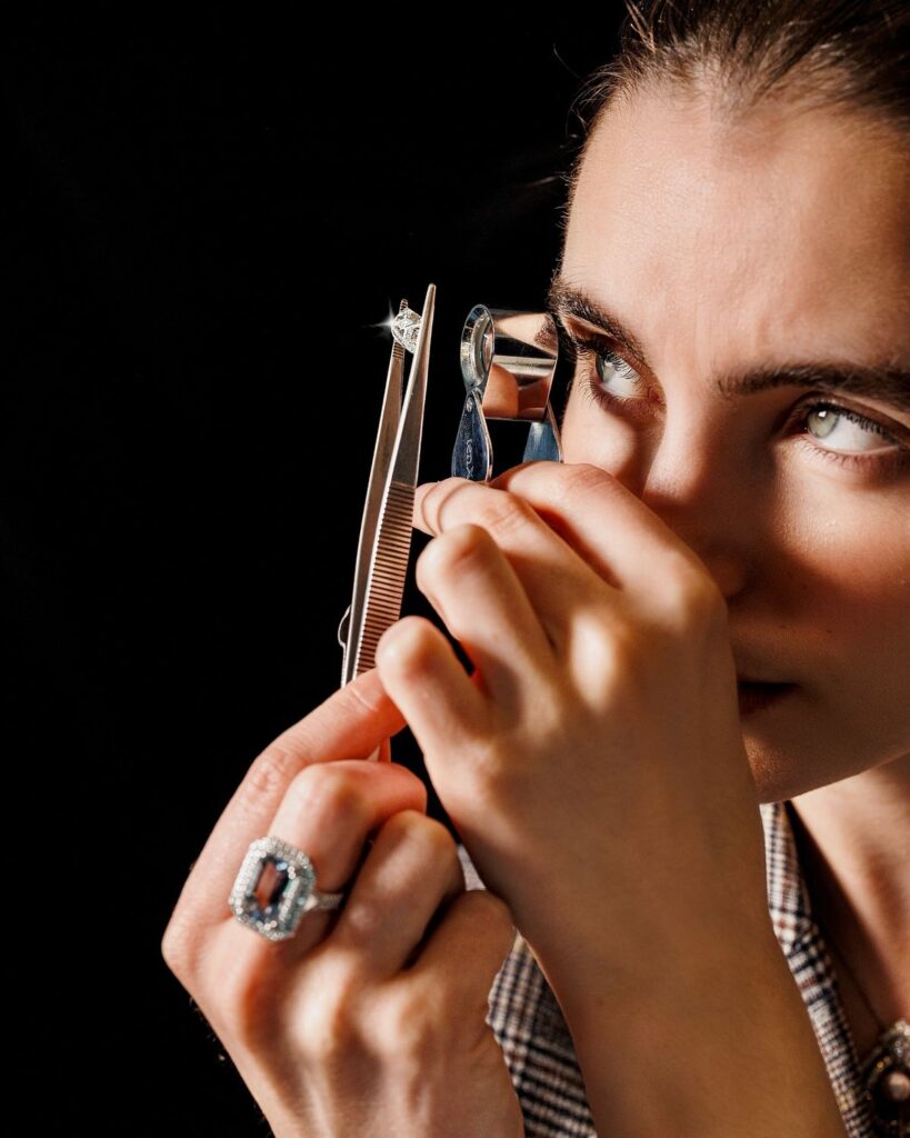  Buyers examining diamonds and colored gemstones for sourcing at an international jewelry exhibition. 
The Jewelry Gossips