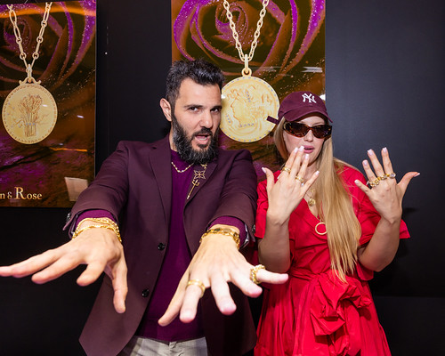Jewelry influencer showcasing luxury jewelry brands and custom jewelry pieces through influencer marketing campaign on social media.
