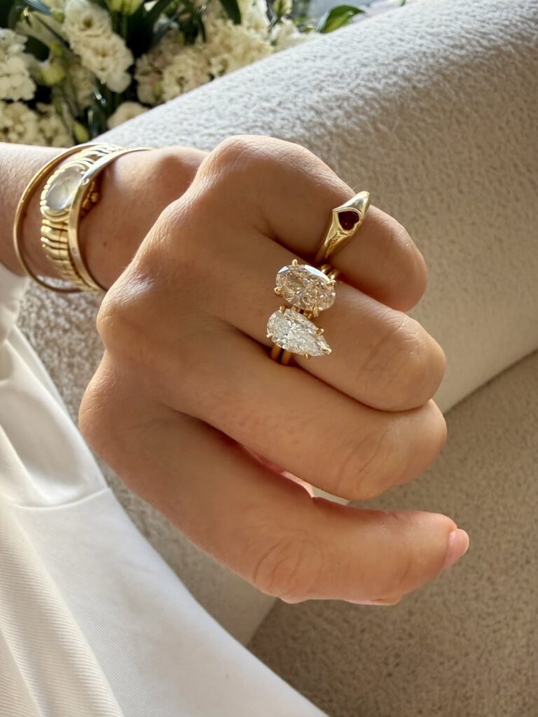  Luxury diamond pinky ring featuring brilliant-cut diamonds, showcasing modern fine jewelry and contemporary luxury design.
