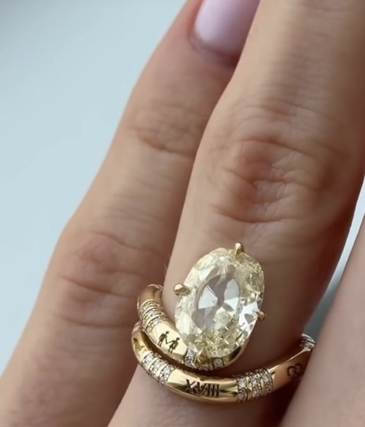 Customized fine jewelry featuring birthstones, engraved designs, and bespoke diamond jewelry created for modern consumers.